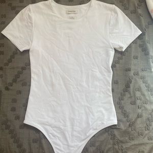 ARITZIA BABATON SHORT SLEEVE CONTOUR BODYSUIT